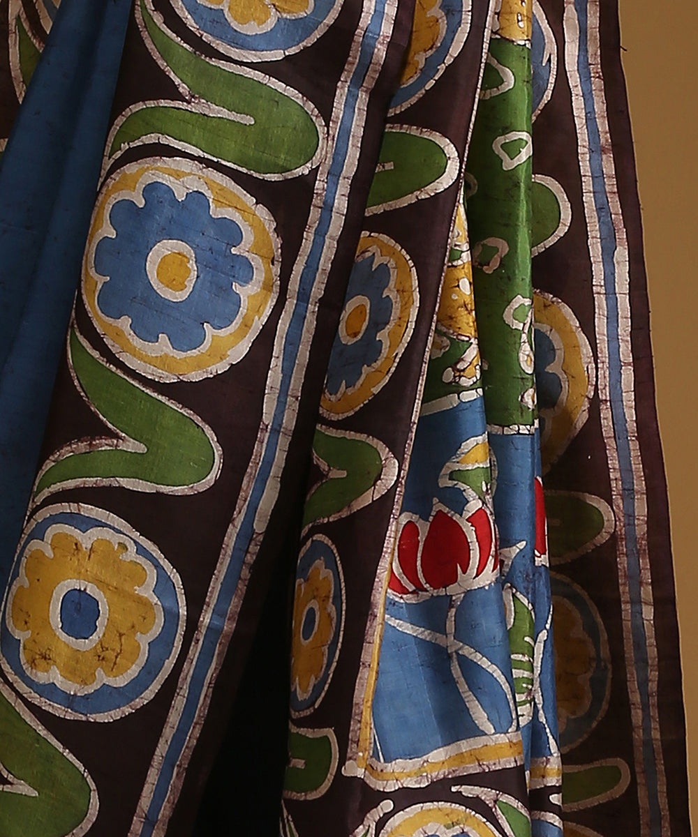 Handloom_Blue_Pure_Mulberry_Silk_Hand_Batik_Saree_With_Animal_Motifs_Pallu_WeaverStory_04