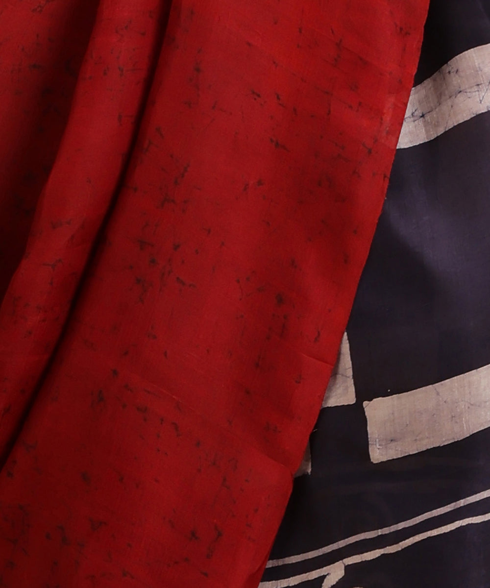 Handloom_Red_and_Offwhite_Hand_Batik_Mulberry_Silk_Saee_with_Geometric_Motifs_WeaverStory_04
