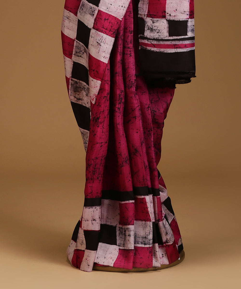 Handloom_Magenta_and_Black_Hand_Batik_Mulberry_Silk_Saree_With_Squares_WeaverStory_03