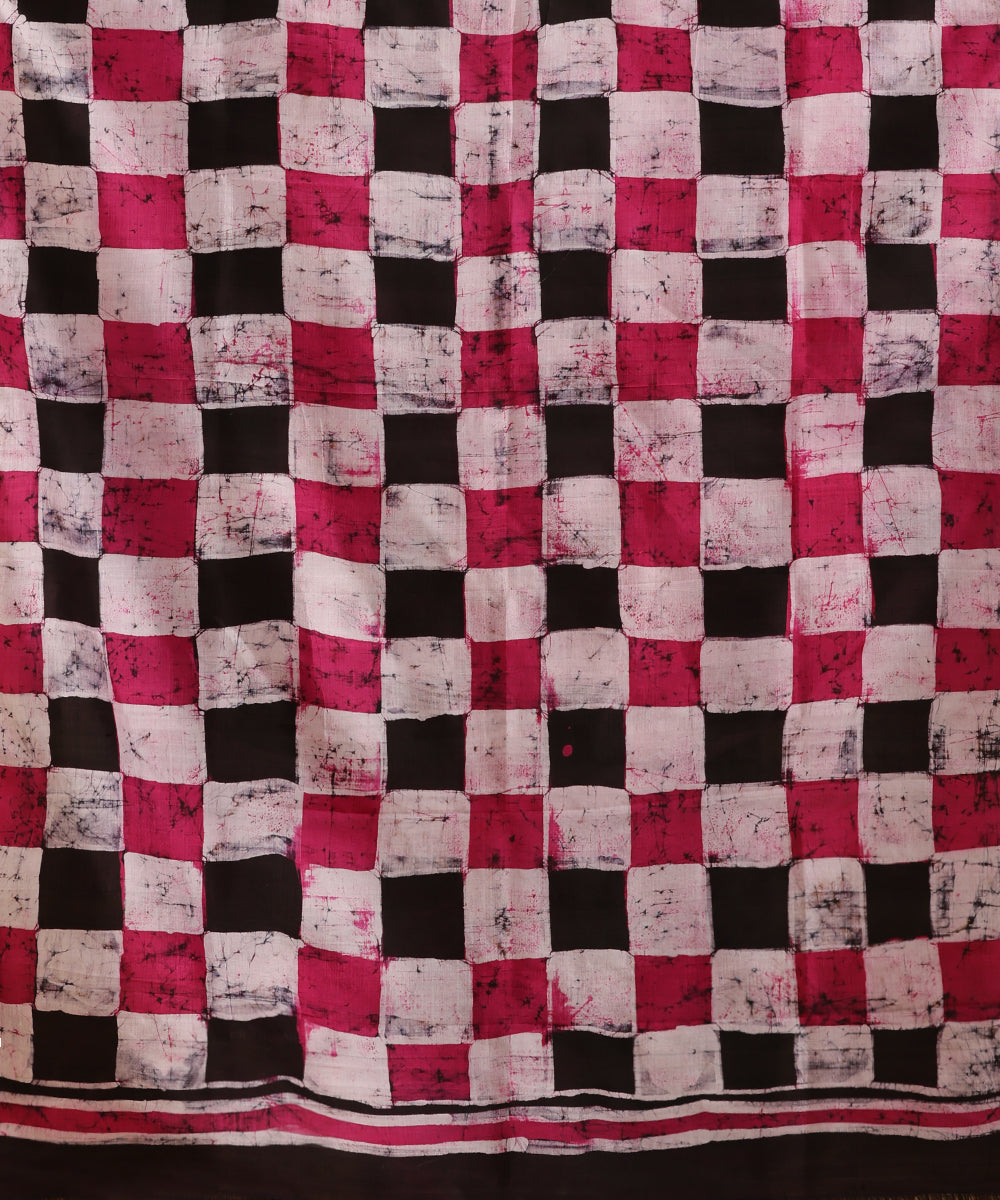 Handloom_Magenta_and_Black_Hand_Batik_Mulberry_Silk_Saree_With_Squares_WeaverStory_06