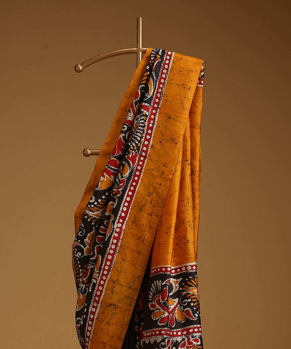 Handloom_Mustard_Pure_Mulberry_Silk_Hand_Batik_Saree_With_Red_And_Black_Pallu_WeaverStory_02