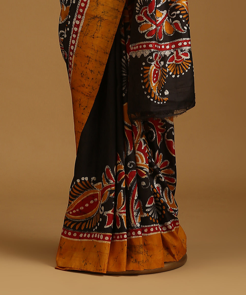 Handloom_Mustard_Pure_Mulberry_Silk_Hand_Batik_Saree_With_Red_And_Black_Pallu_WeaverStory_03
