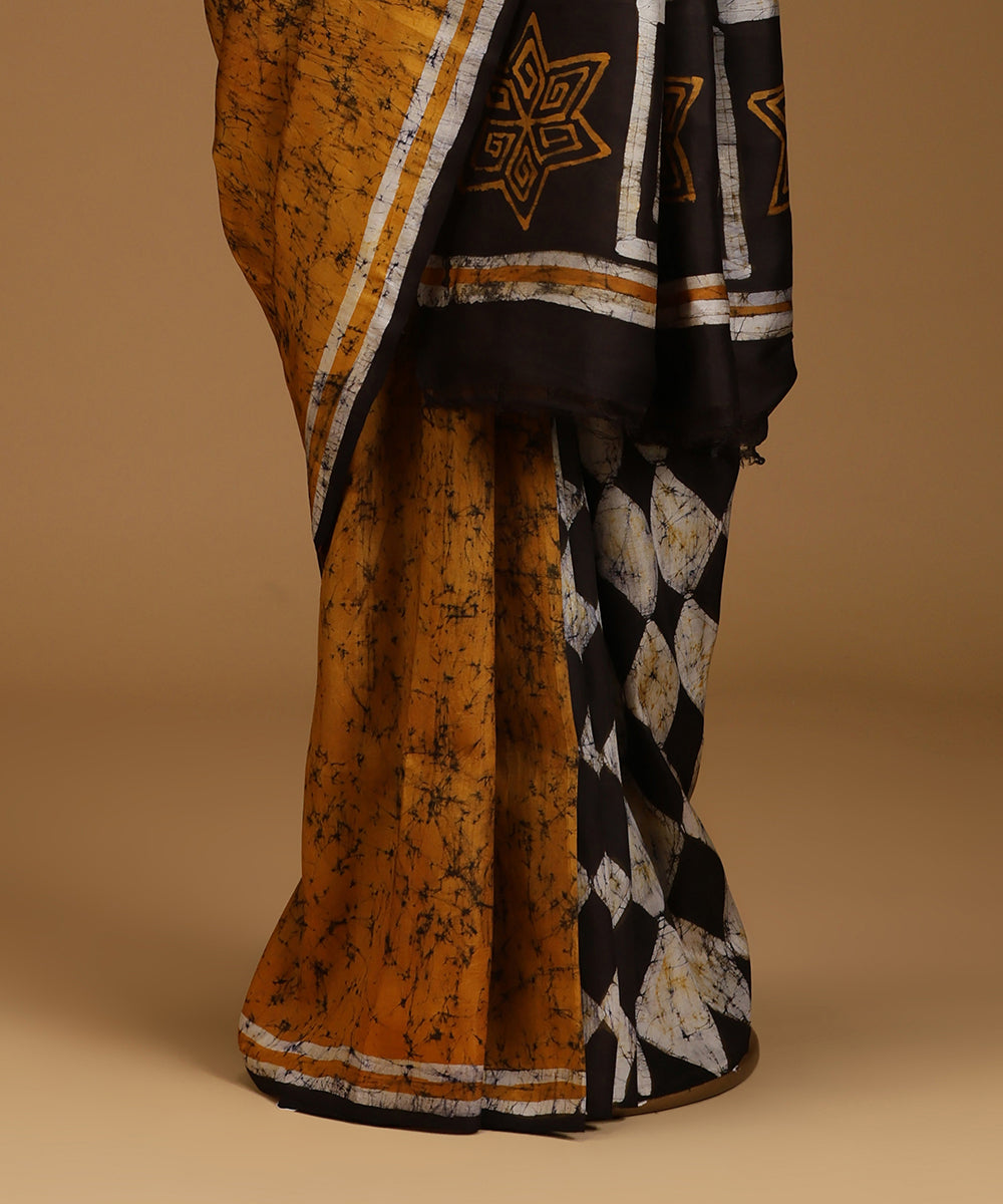 Handloom_Mustard_and_Offwhite_Hand_Batik_Mulberry_Silk_Saree_With_Dimond_Shaped_Motifs_WeaverStory_03
