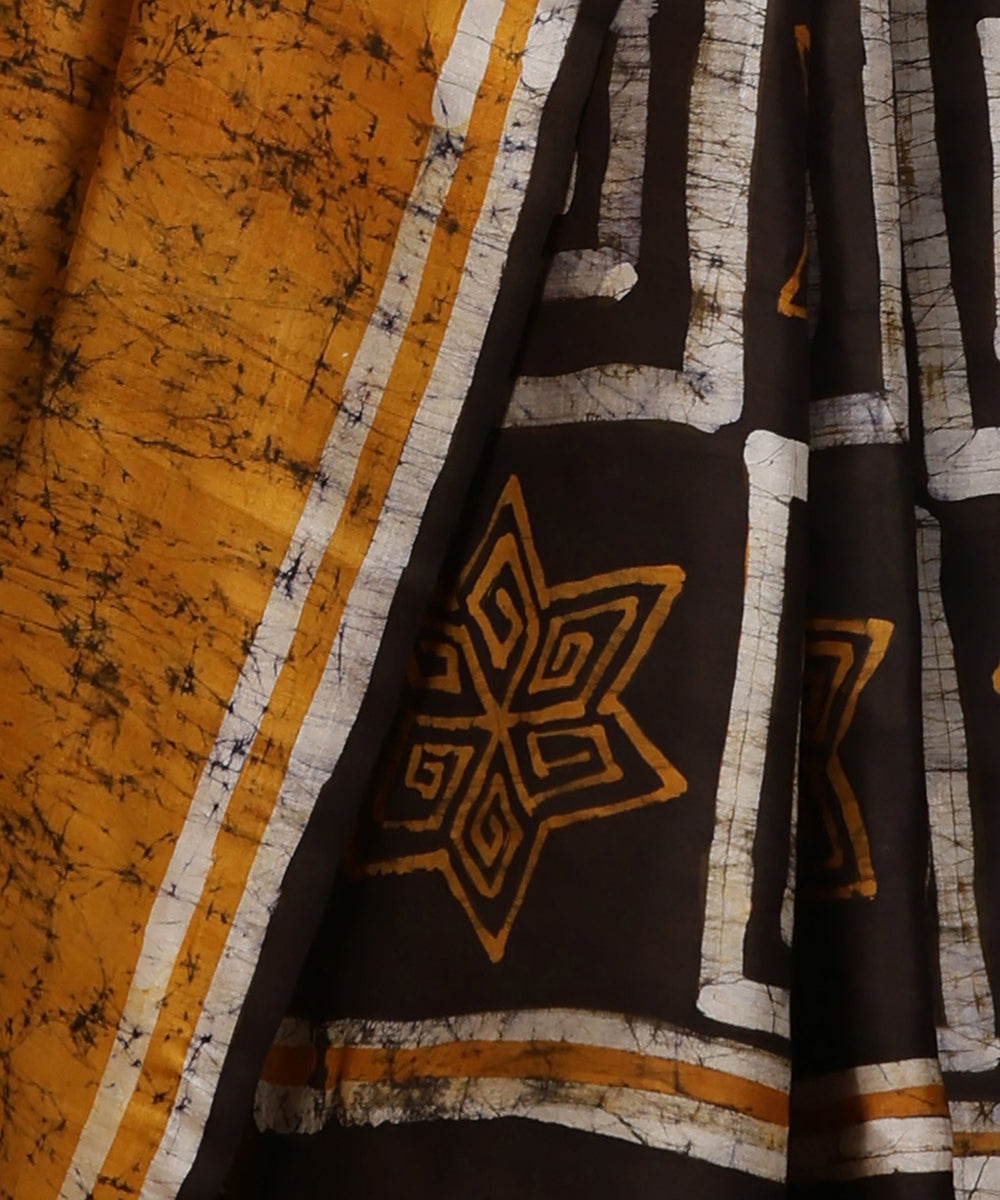 Handloom_Mustard_and_Offwhite_Hand_Batik_Mulberry_Silk_Saree_With_Dimond_Shaped_Motifs_WeaverStory_04