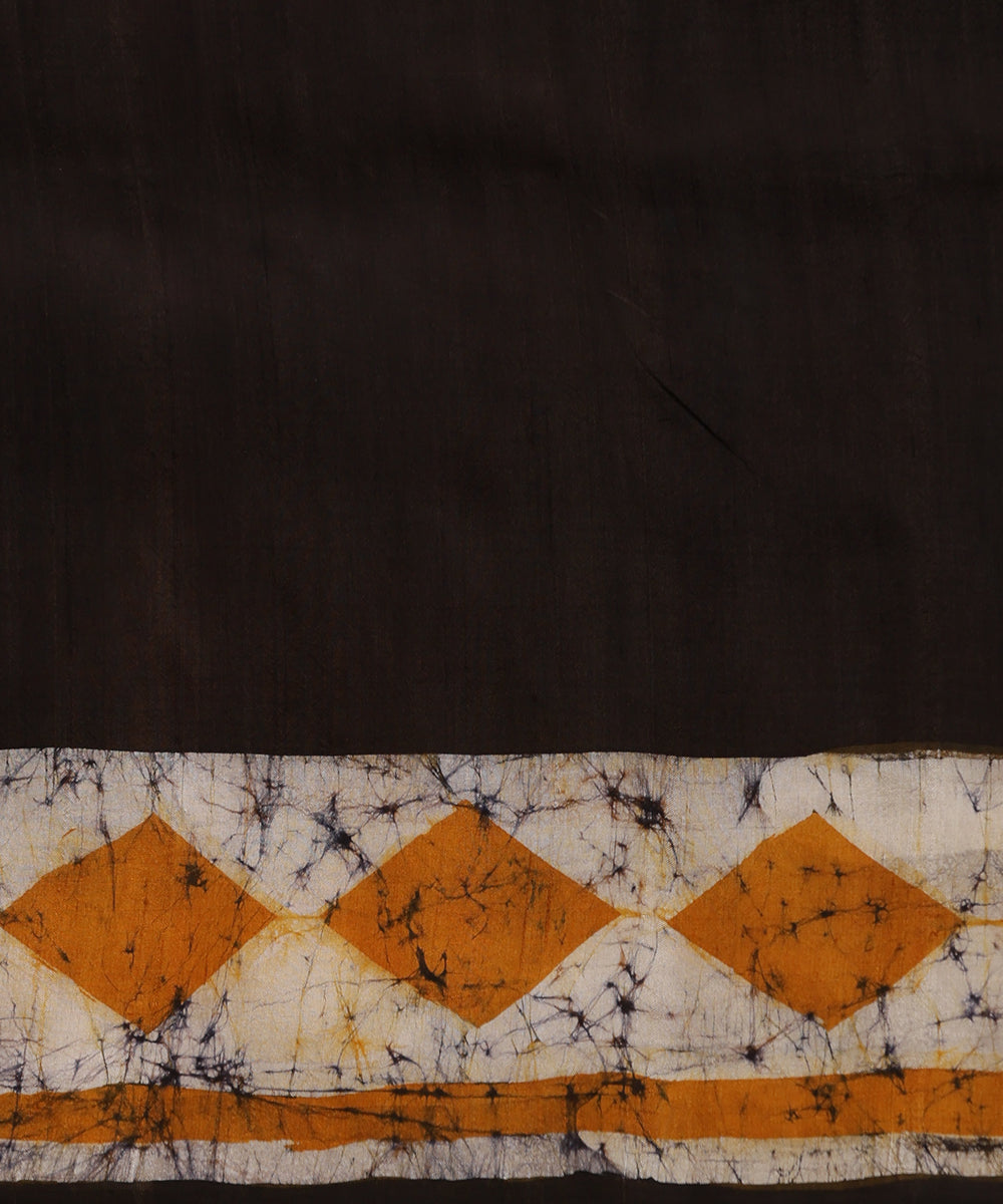 Handloom_Mustard_and_Offwhite_Hand_Batik_Mulberry_Silk_Saree_With_Dimond_Shaped_Motifs_WeaverStory_06