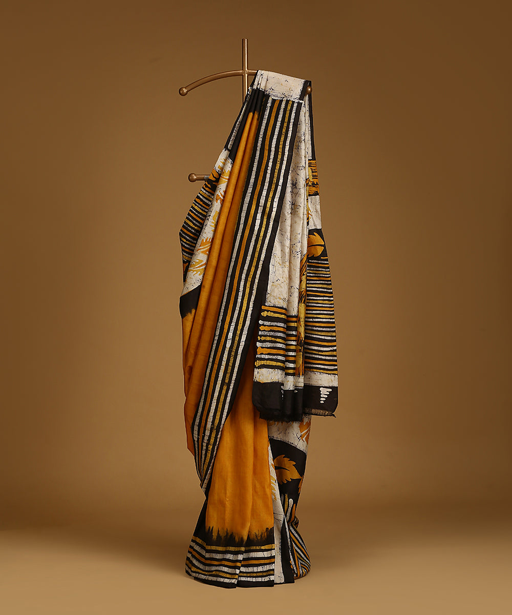 Handloom_Offwhite_And_Mustard_Pure_Mulberry_Silk_Hand_Batik_Saree_With_Striped_Border_WeaverStory_01