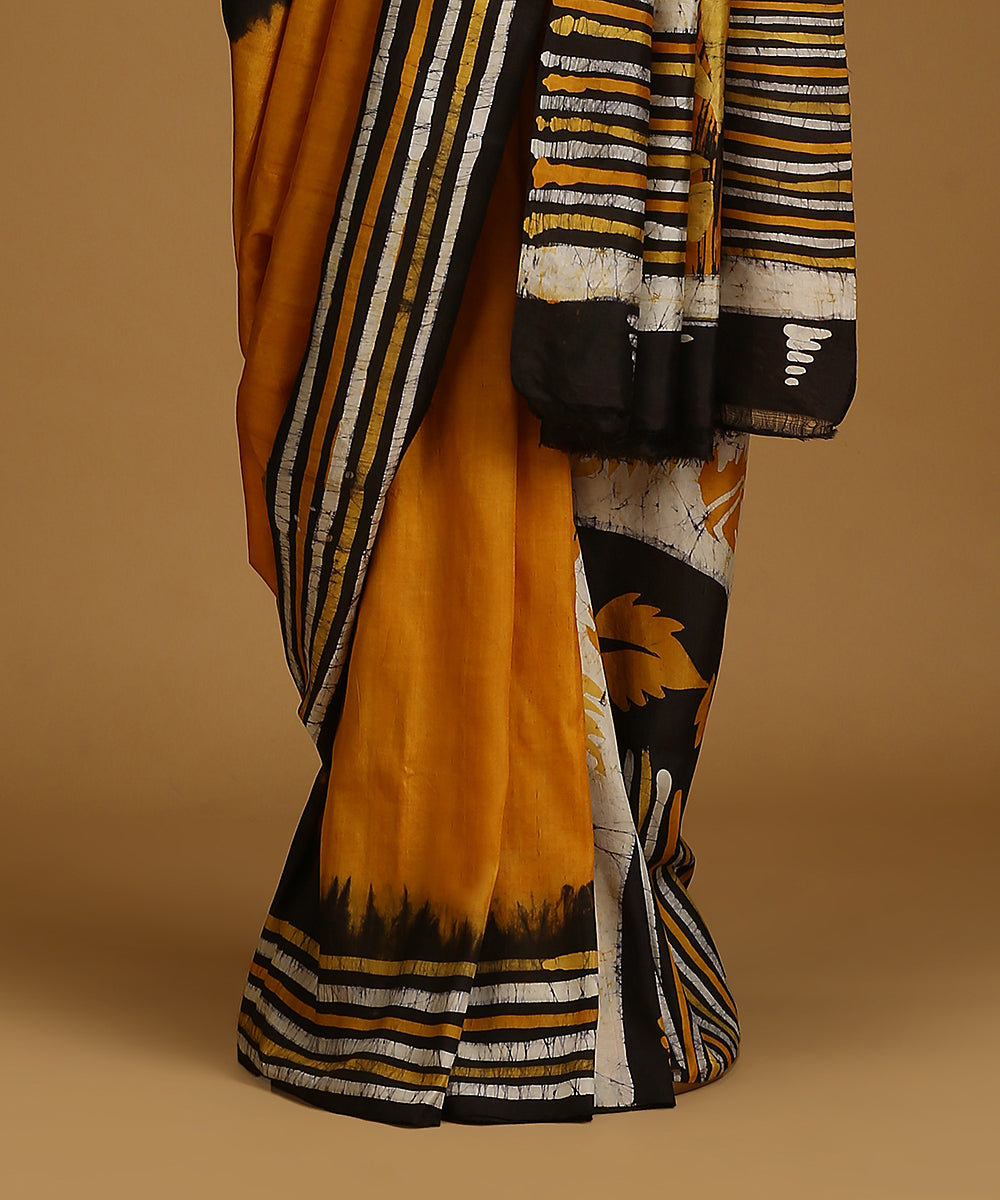 Handloom_Offwhite_And_Mustard_Pure_Mulberry_Silk_Hand_Batik_Saree_With_Striped_Border_WeaverStory_03