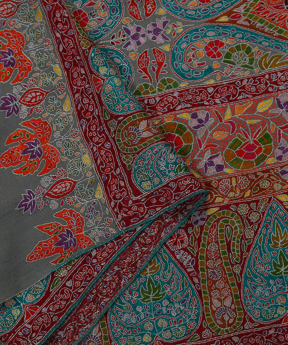 Handwoven_Pure_Pashmina_Shawl_with_Embroidery_and_Paper_Mache_Work_WeaverStory_02