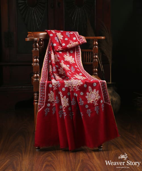Maroon_Handwoven_Pure_Pashmina_Shawl_With_Floral_Design_WeaverStory_01