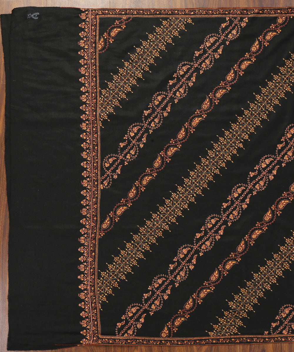 Handwoven_Black_Pure_Pashmina_Ladies_Shawl_With_Soznikari_WeaverStory_02
