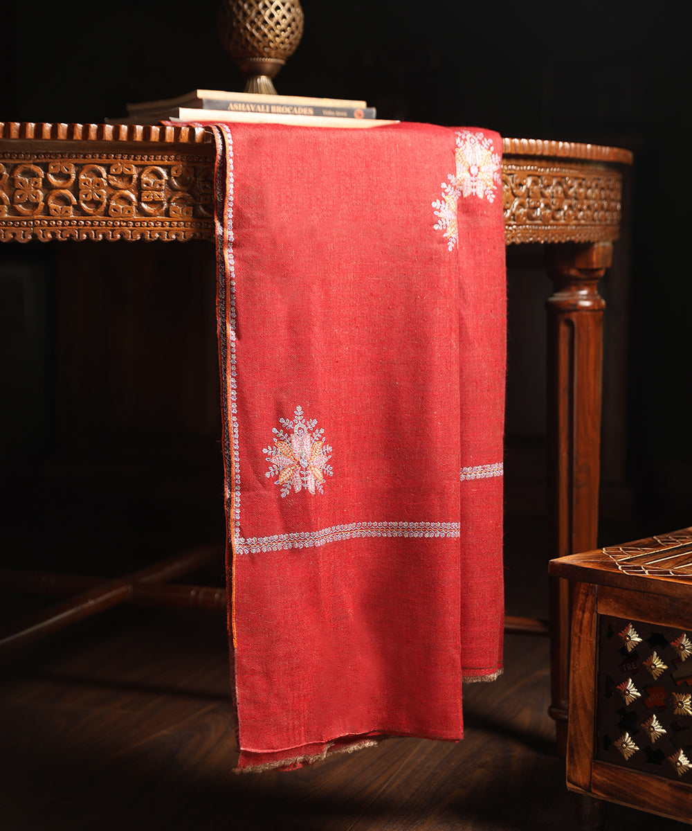 Handwoven_Maroon_Pure_Pashmina_Ladies_Shawl_With_Soznikari_Booti_WeaverStory_01