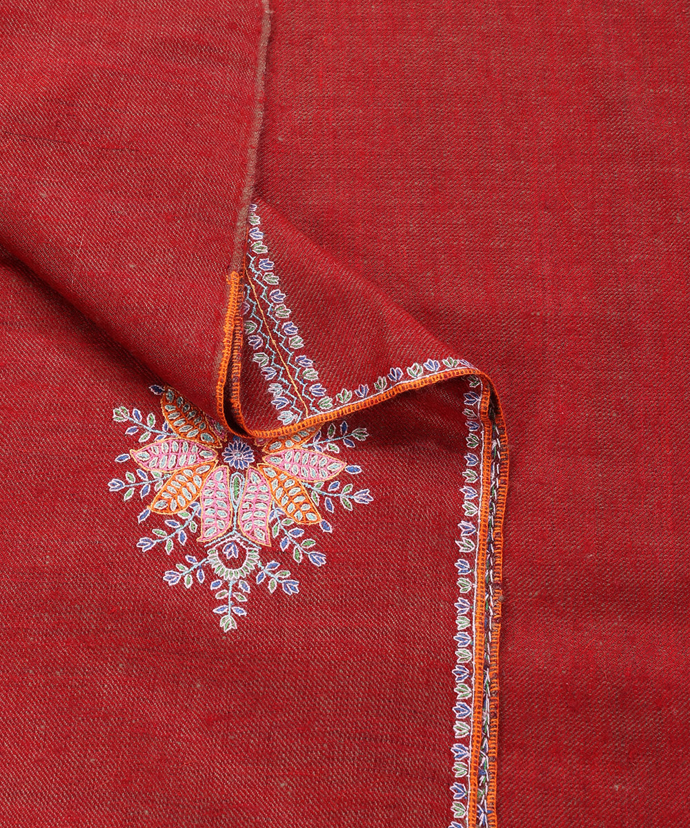Handwoven_Maroon_Pure_Pashmina_Ladies_Shawl_With_Soznikari_Booti_WeaverStory_04