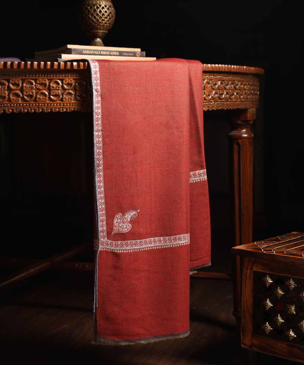 Maroon_Handwoven_Pure_Pashmina_Ladies_Shawl_With_Soznikari_Border_And_Konia_Design_WeaverStory_01