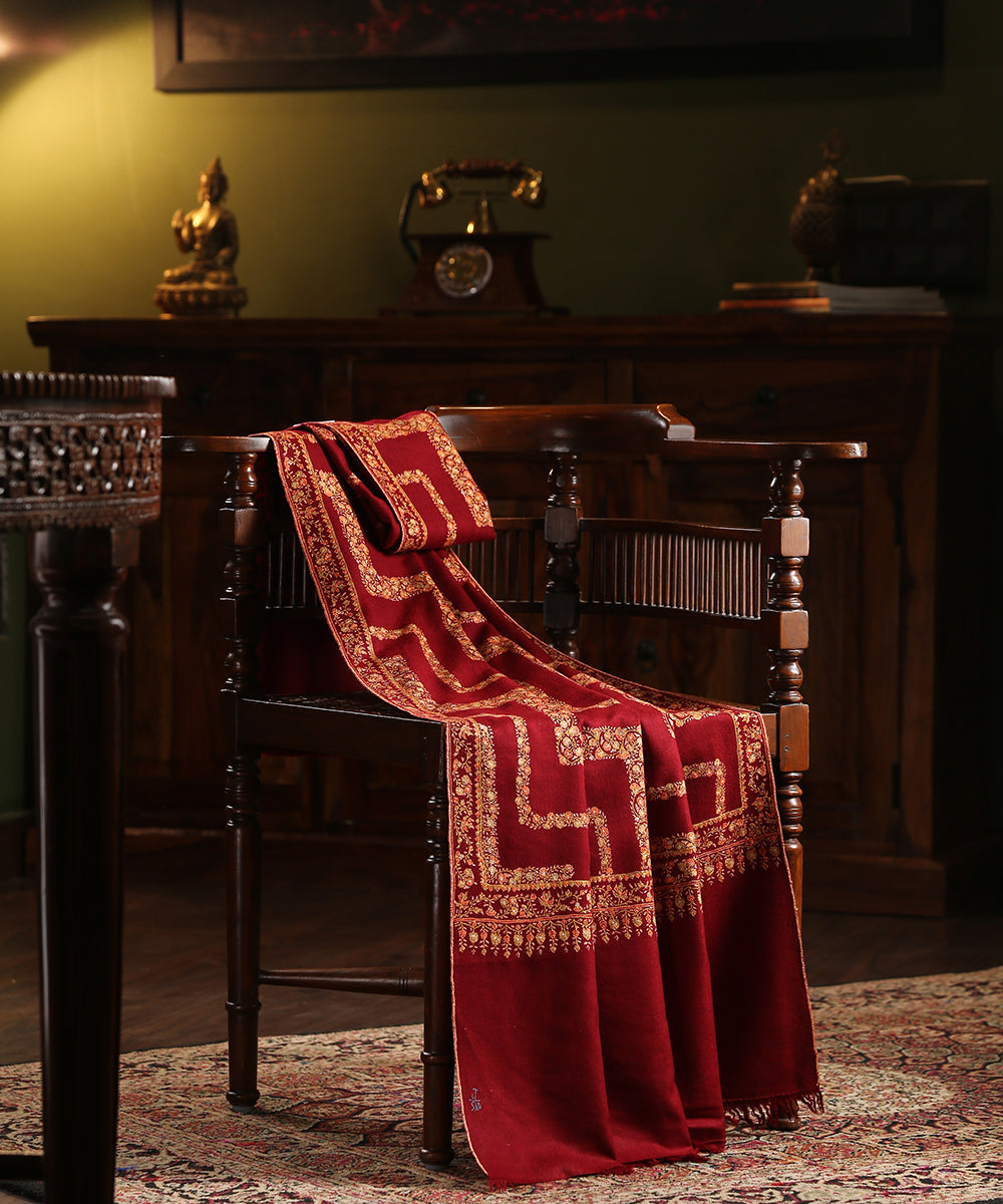 Handwoven_Maroon_Pure_Pashmina_Ladies_Shawls_With_Heavy_Soznikari_Work_WeaverStory_01