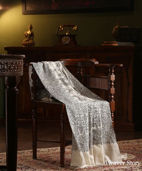 Offwhite_Handwoven_Pure_Pashmina_Ladies_Shawl_With_Black_Soznikari_Work_WeaverStory_01