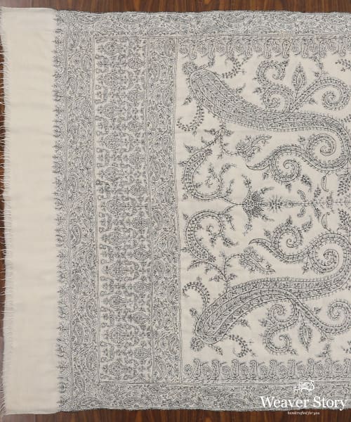 Offwhite_Handwoven_Pure_Pashmina_Ladies_Shawl_With_Black_Soznikari_Work_WeaverStory_02