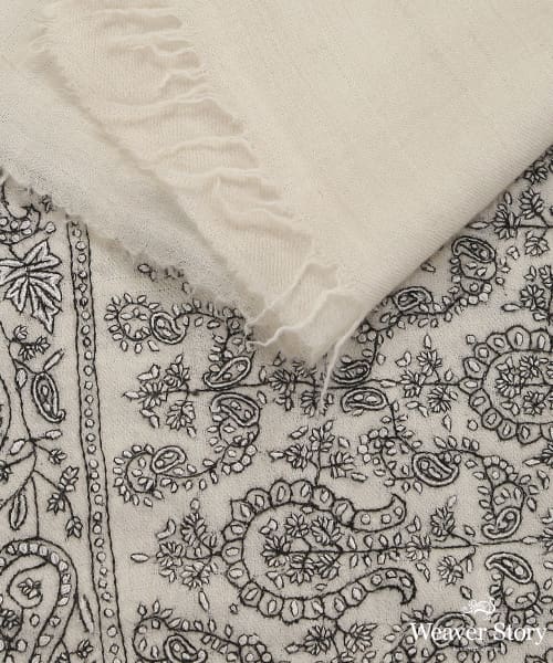 Offwhite_Handwoven_Pure_Pashmina_Ladies_Shawl_With_Black_Soznikari_Work_WeaverStory_04