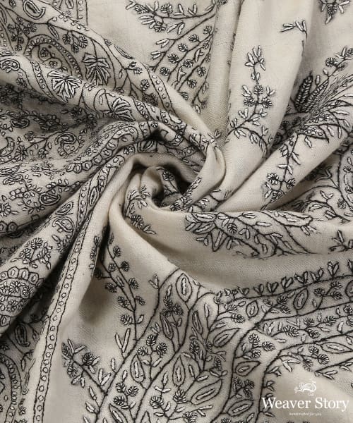 Offwhite_Handwoven_Pure_Pashmina_Ladies_Shawl_With_Black_Soznikari_Work_WeaverStory_05