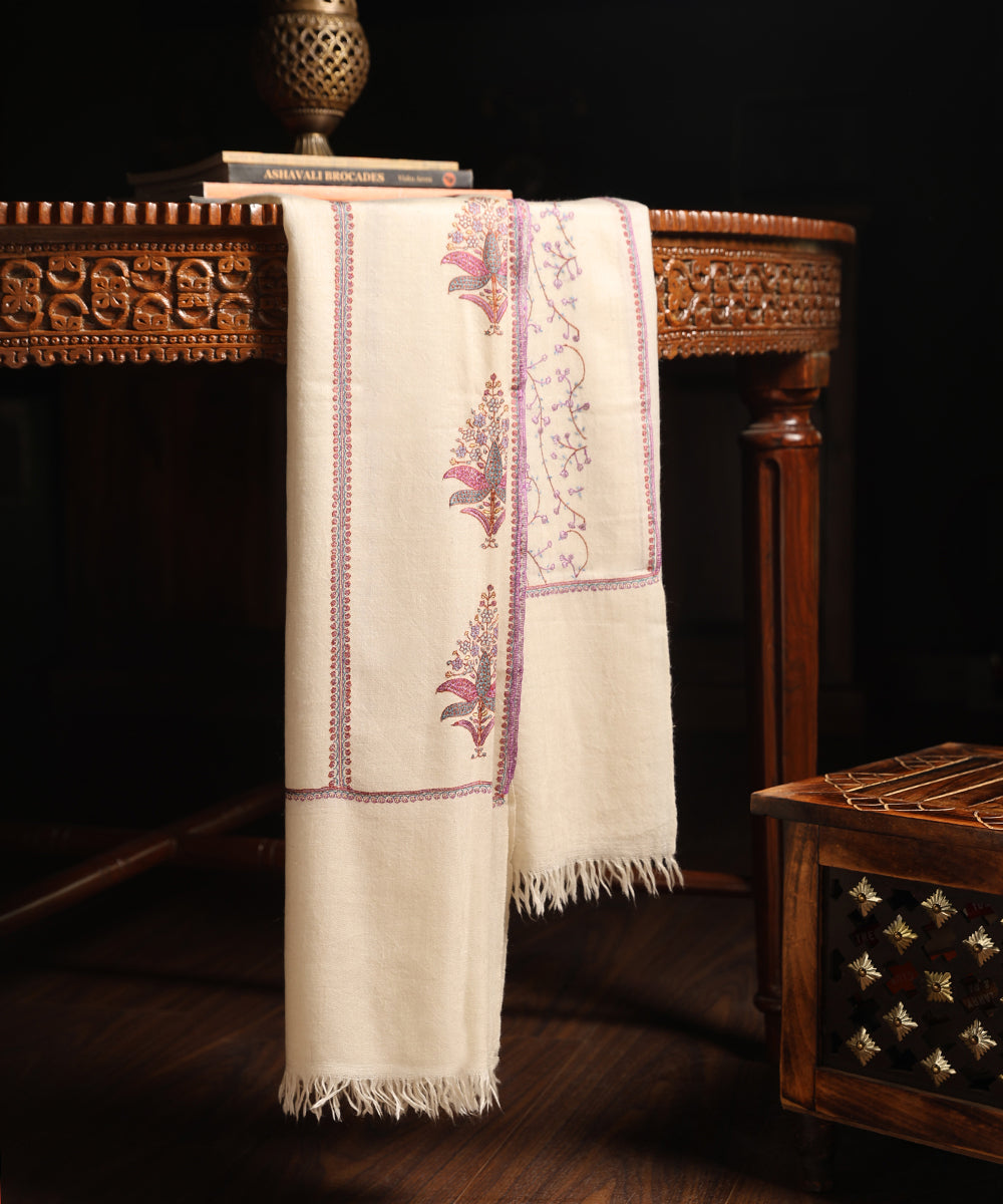 Off_White_Handwoven_Pure_Pashmina_Stole_With_Kalamkari_And_Soznikari_Hand_Appliqued_Border_WeaverStory_01