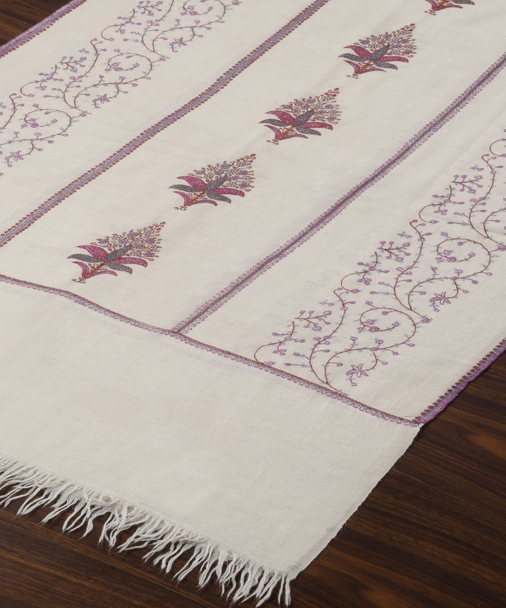 Off_White_Handwoven_Pure_Pashmina_Stole_With_Kalamkari_And_Soznikari_Hand_Appliqued_Border_WeaverStory_03