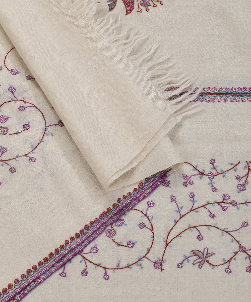 Off_White_Handwoven_Pure_Pashmina_Stole_With_Kalamkari_And_Soznikari_Hand_Appliqued_Border_WeaverStory_04