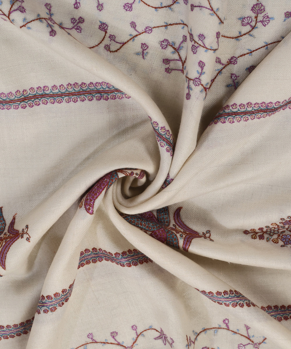 Off_White_Handwoven_Pure_Pashmina_Stole_With_Kalamkari_And_Soznikari_Hand_Appliqued_Border_WeaverStory_05