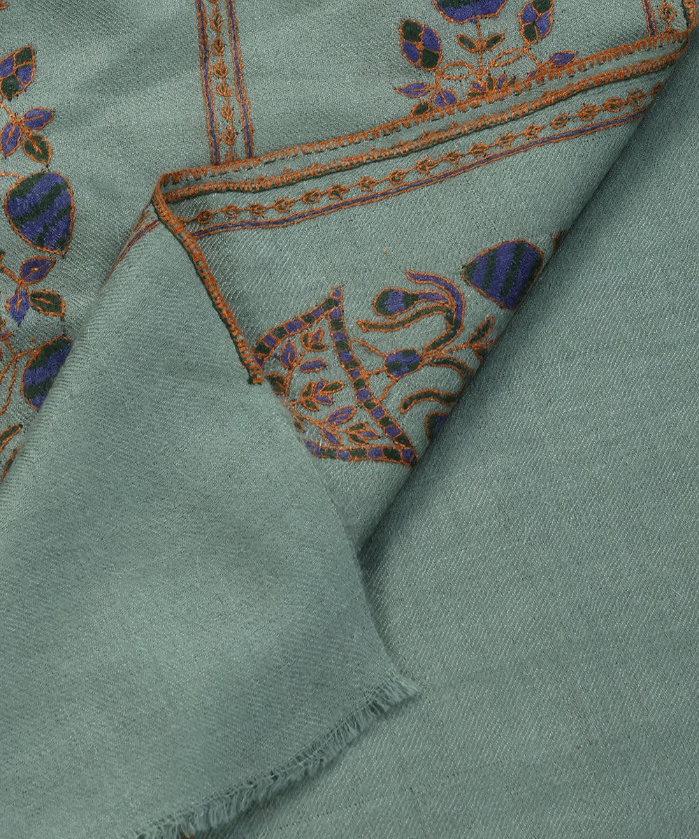 Handwoven_Sage_Green_Pure_Pashmina_Stole_With_Kalamkari_And_Soznikari_WeaverStory_04