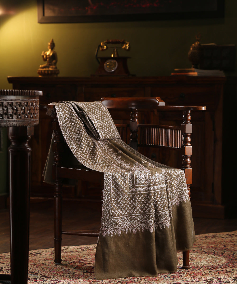 Handwoven_Toosh_Pure_Pashmina_Shawl_With_Heavy_Soznikari_Work_WeaverStory_01