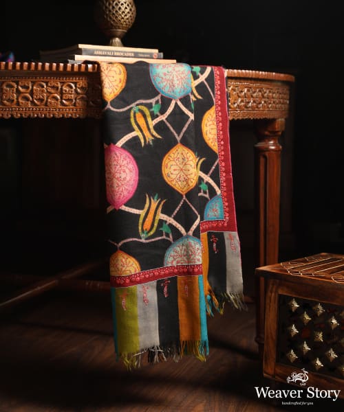 Handwoven_Black_Pure_Pashmina_Stole_With_All_Over_Kalamkari_WeaverStory_01