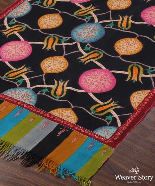 Handwoven_Black_Pure_Pashmina_Stole_With_All_Over_Kalamkari_WeaverStory_03