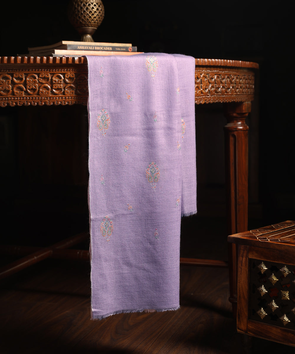Lavender_Handwoven_Pure_Pashmina_Stole_With_Soznikari_All_Over_Booti_WeaverStory_01