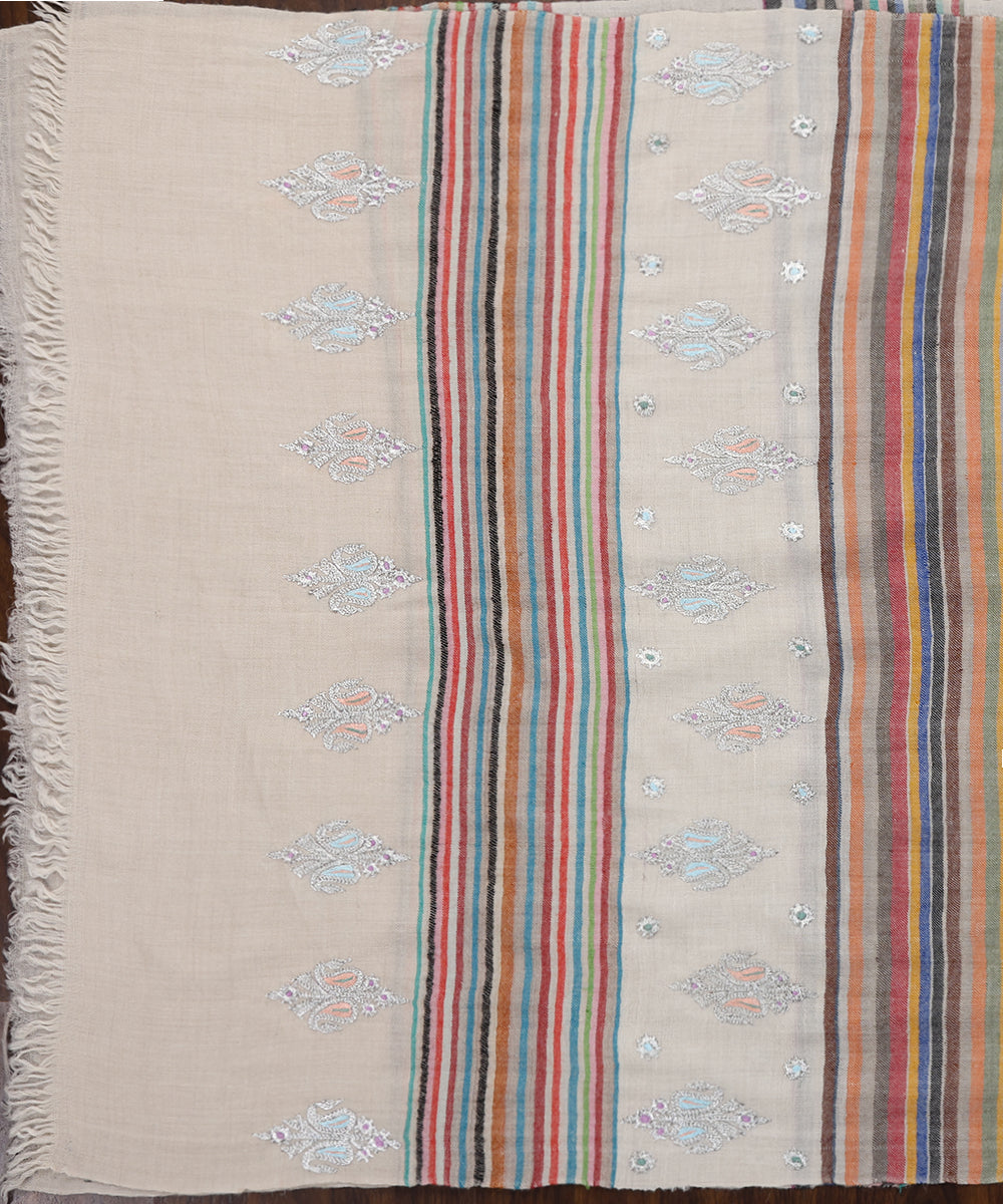 Offwhite_Handwoven_Pure_Pashmina_Stole_Tilla_Booti_Work_WeaverStory_02