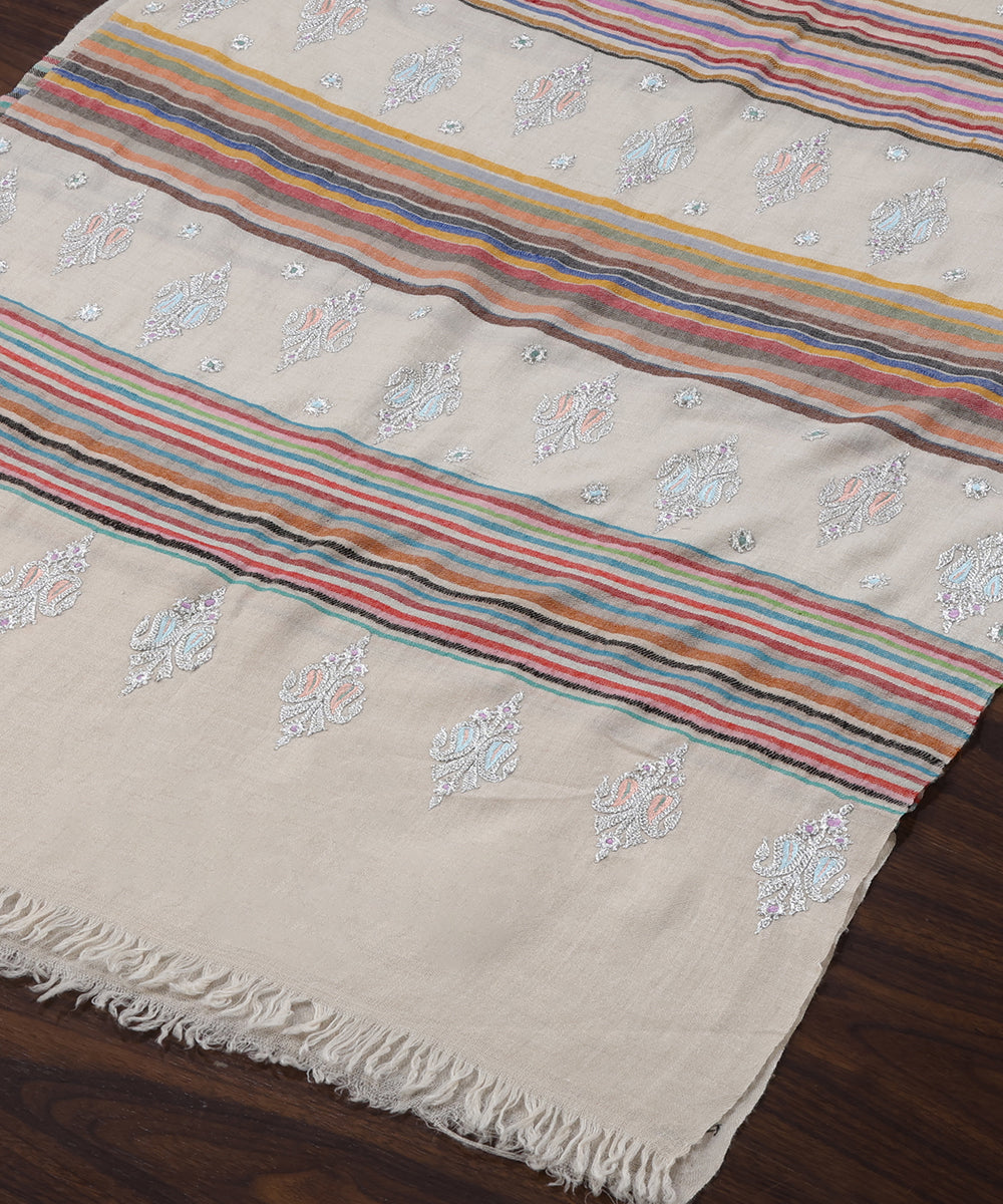 Offwhite_Handwoven_Pure_Pashmina_Stole_Tilla_Booti_Work_WeaverStory_03