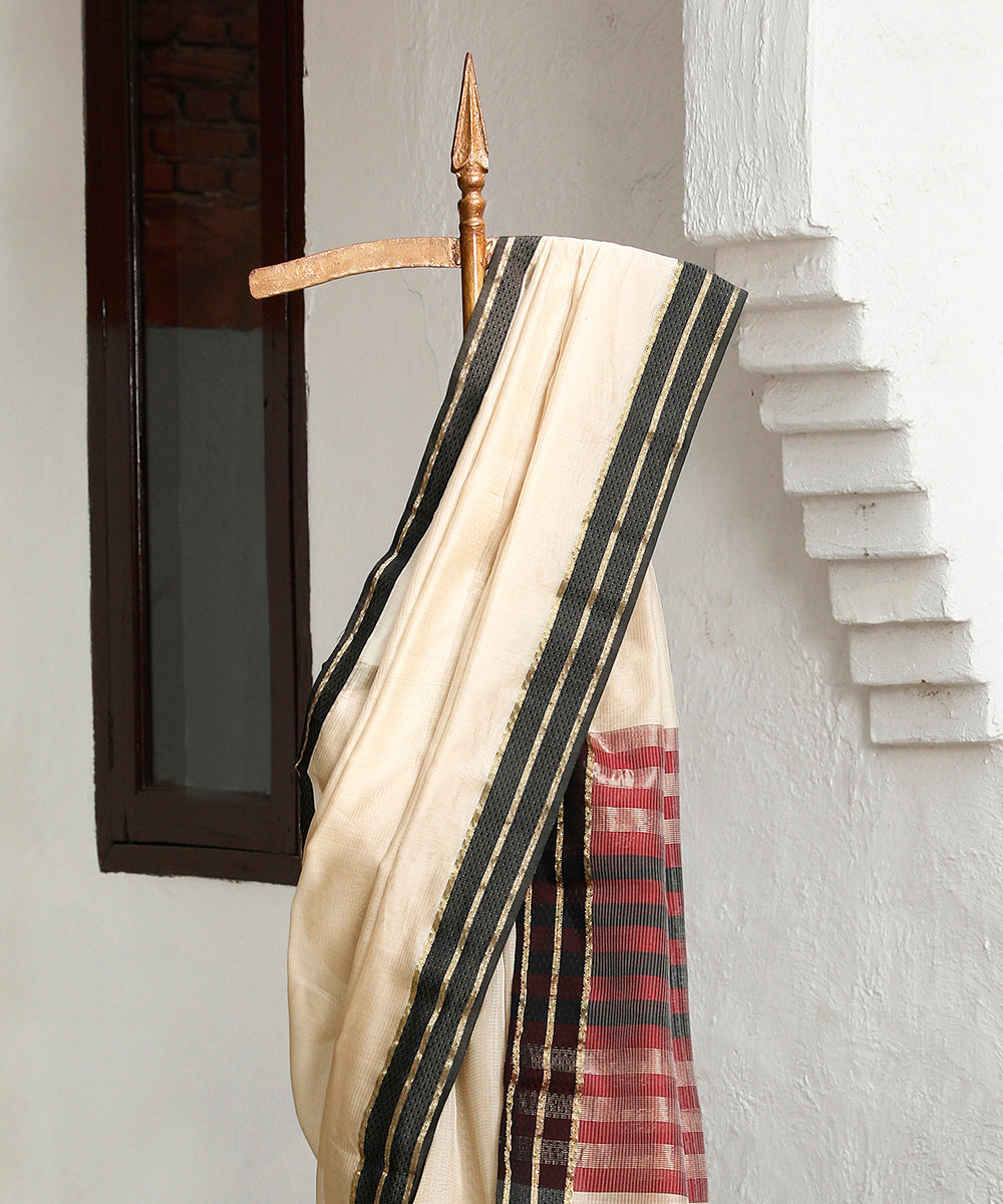 Beige_And_Maroon_Handloom_Pure_Cotton_Silk_Maheshwari_Saree_With_Stripes_And_Black_Resham_Border_WeaverStory_02