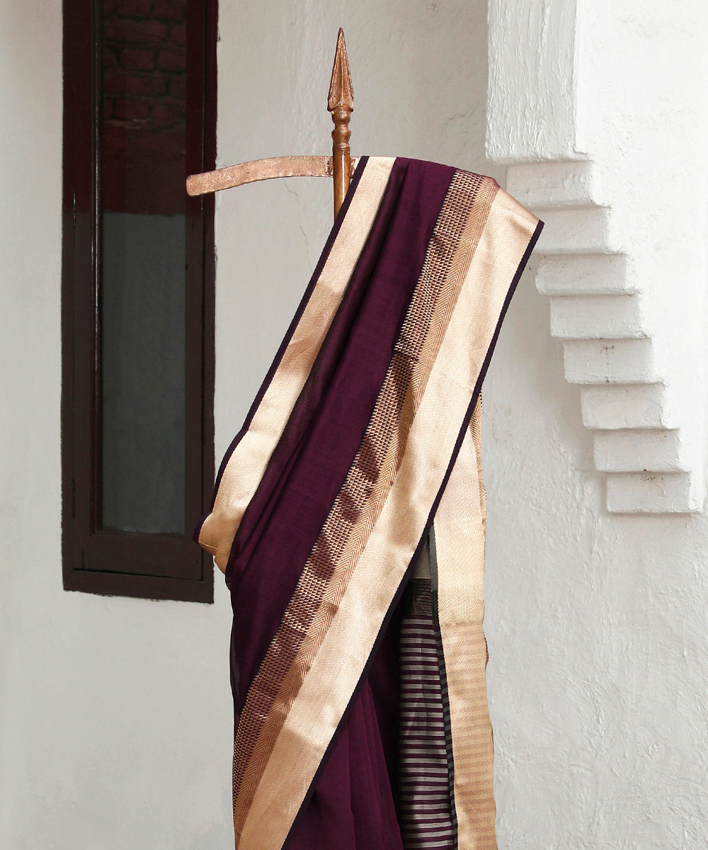 Handloom_Wine_And_Black_Pure_Cotton_Silk_Maheshwari_Saree_With_Grey_Palla_And_Zari_Border_WeaverStory_02