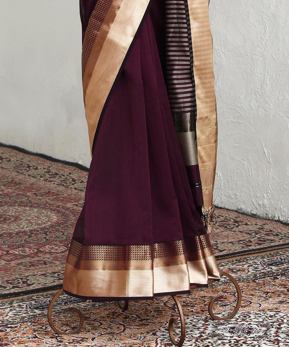 Handloom_Wine_And_Black_Pure_Cotton_Silk_Maheshwari_Saree_With_Grey_Palla_And_Zari_Border_WeaverStory_03