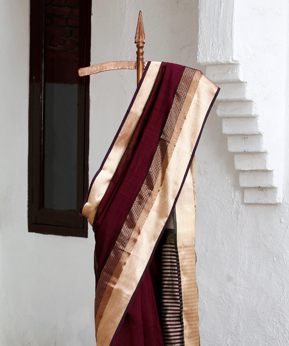 Handloom_Wine_And_Black_Pure_Cotton_Silk_Maheshwari_Saree_With_Grey_Palla_And_Zari_Resham_Border_WeaverStory_02