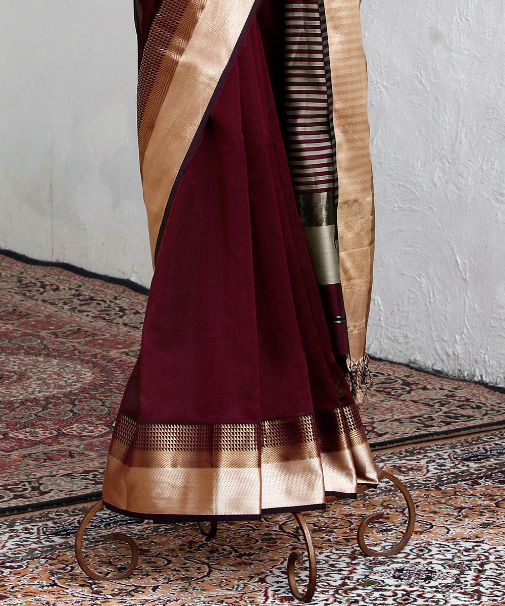 Handloom_Wine_And_Black_Pure_Cotton_Silk_Maheshwari_Saree_With_Grey_Palla_And_Zari_Resham_Border_WeaverStory_03