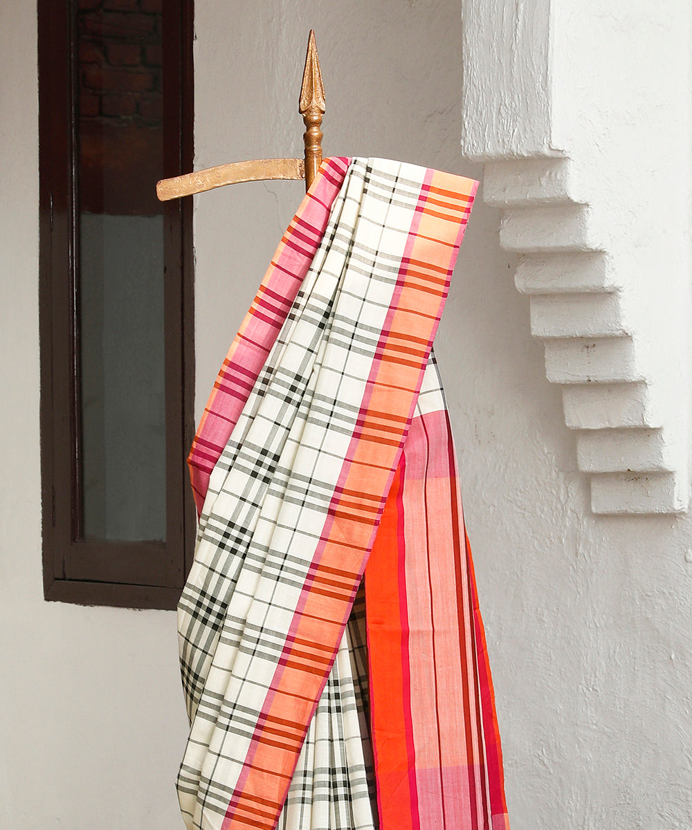Offwhite_And_Black_Handloom_Checks_Pure_Cotton_Maheshwari_Saree_With_Orange_And_Pink_Border_WeaverStory_02