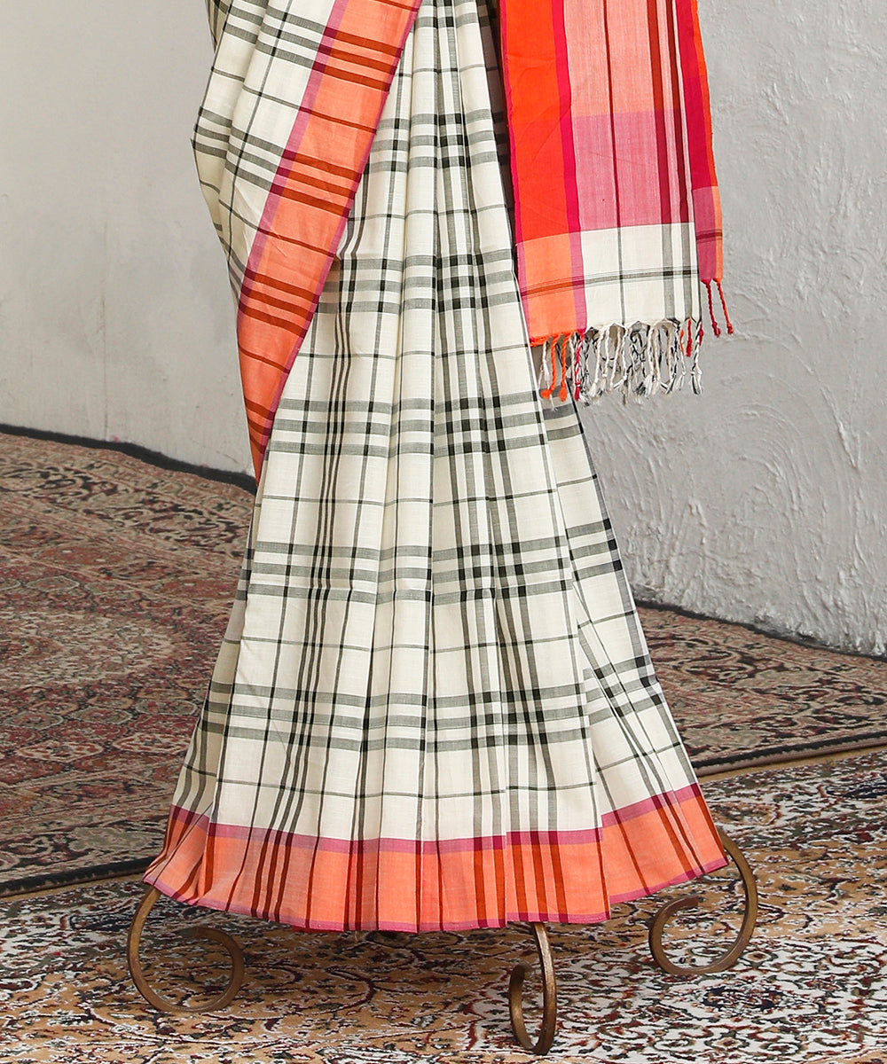 Offwhite_And_Black_Handloom_Checks_Pure_Cotton_Maheshwari_Saree_With_Orange_And_Pink_Border_WeaverStory_03