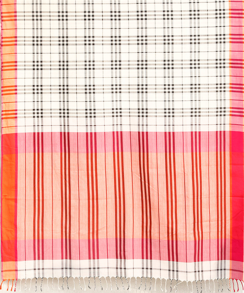 Offwhite_And_Black_Handloom_Checks_Pure_Cotton_Maheshwari_Saree_With_Orange_And_Pink_Border_WeaverStory_04