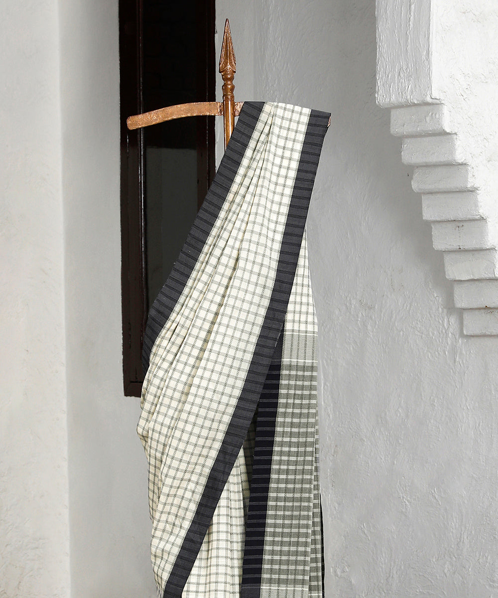 Handloom_White_And_Grey_Checks_Pure_Cotton_Maheshwari_Saree_With_Grey_Border_WeaverStory_02
