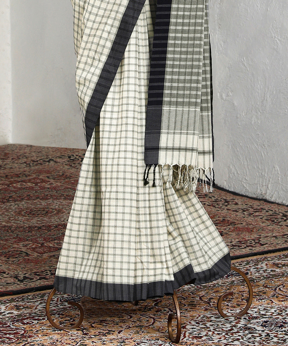 Handloom_White_And_Grey_Checks_Pure_Cotton_Maheshwari_Saree_With_Grey_Border_WeaverStory_03