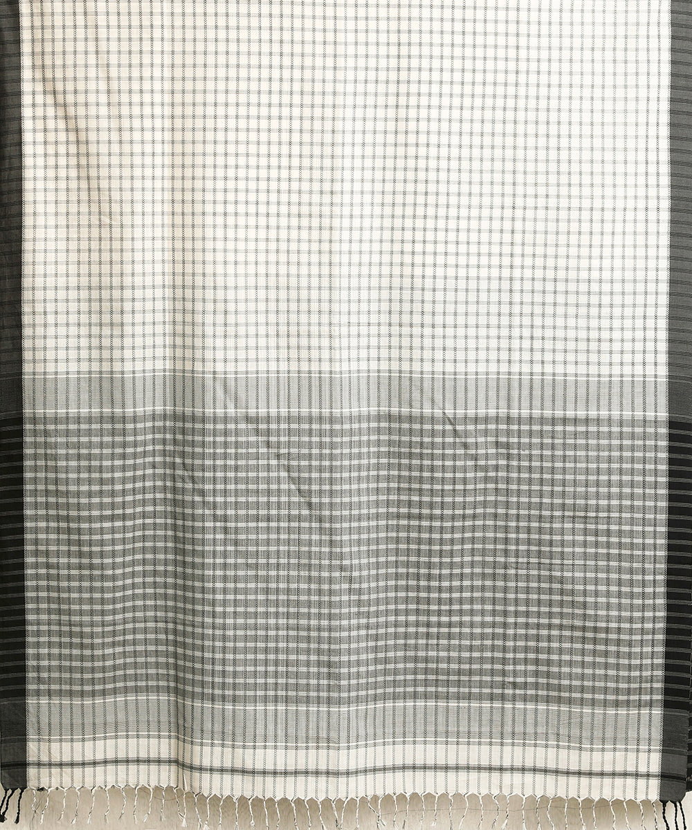 Handloom_White_And_Grey_Checks_Pure_Cotton_Maheshwari_Saree_With_Grey_Border_WeaverStory_04