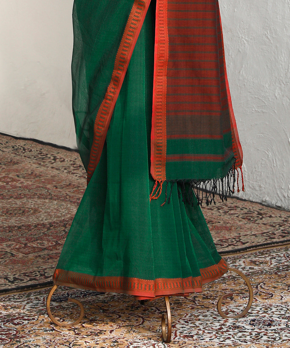 Green_Handloom_Pure_Cotton_Maheshwari_Saree_With_Red_Threadwork_Border_WeaverStory_03