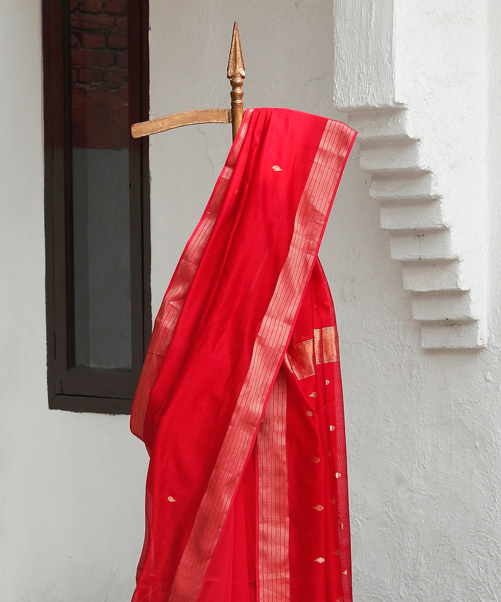 Handloom_Red_Pure_Cotton_Maheshwari_Saree_With_Gold_Zari_Border_WeaverStory_02