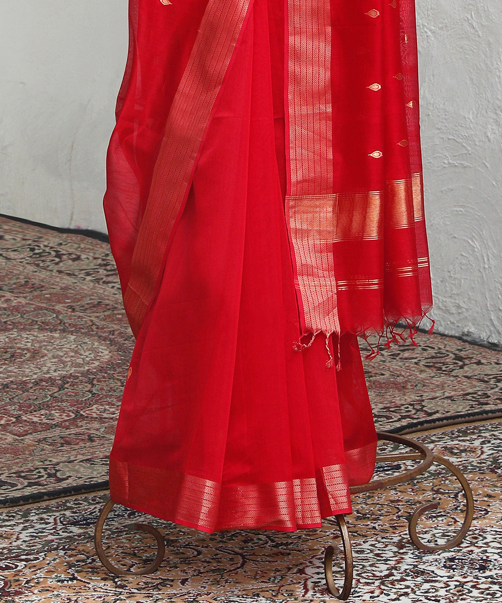 Handloom_Red_Pure_Cotton_Maheshwari_Saree_With_Gold_Zari_Border_WeaverStory_03