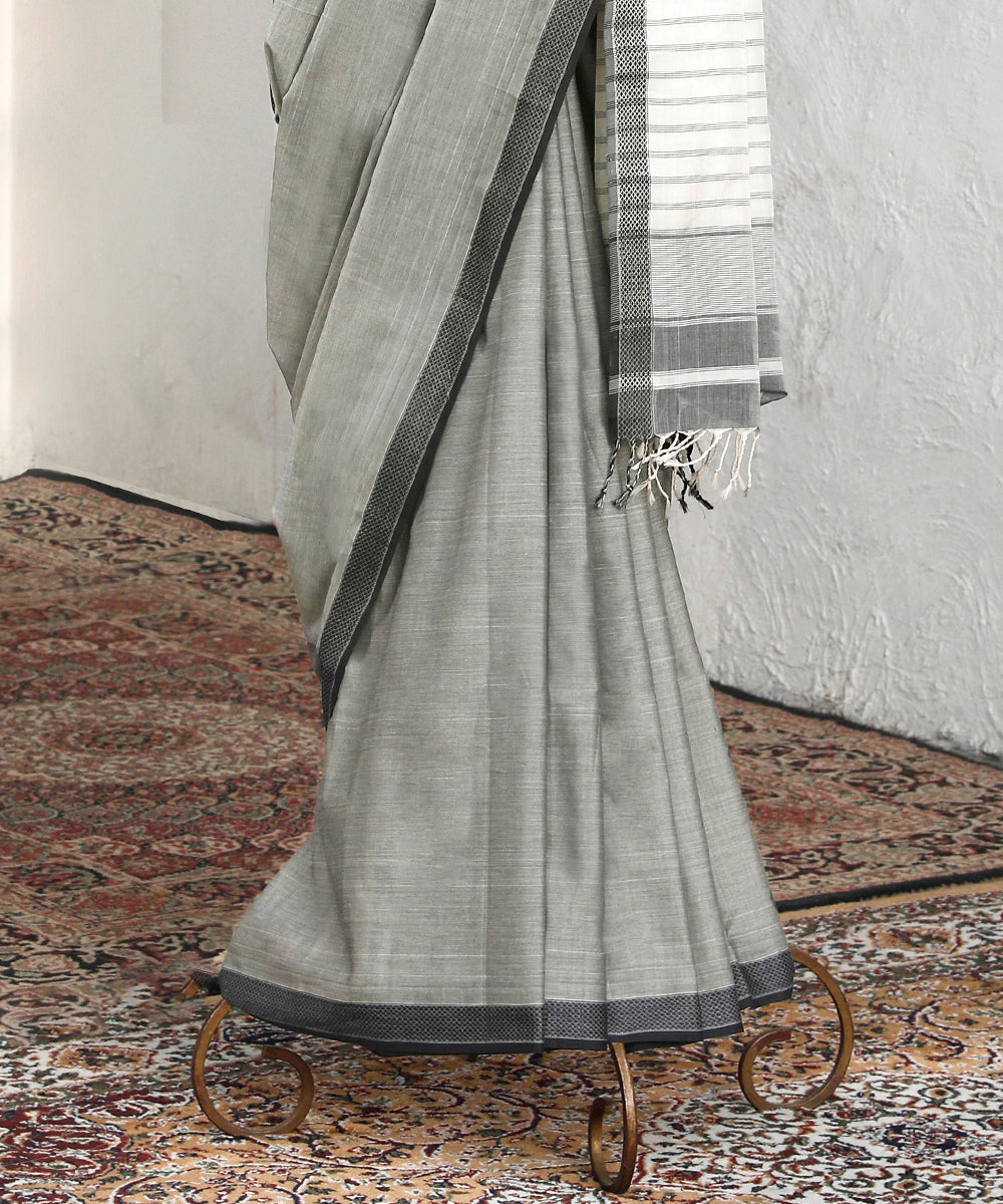 Grey_Cotton_Handloom_Pure_Cotton_Maheshwari_Saree_With_Striped_Palla_WeaverStory_03