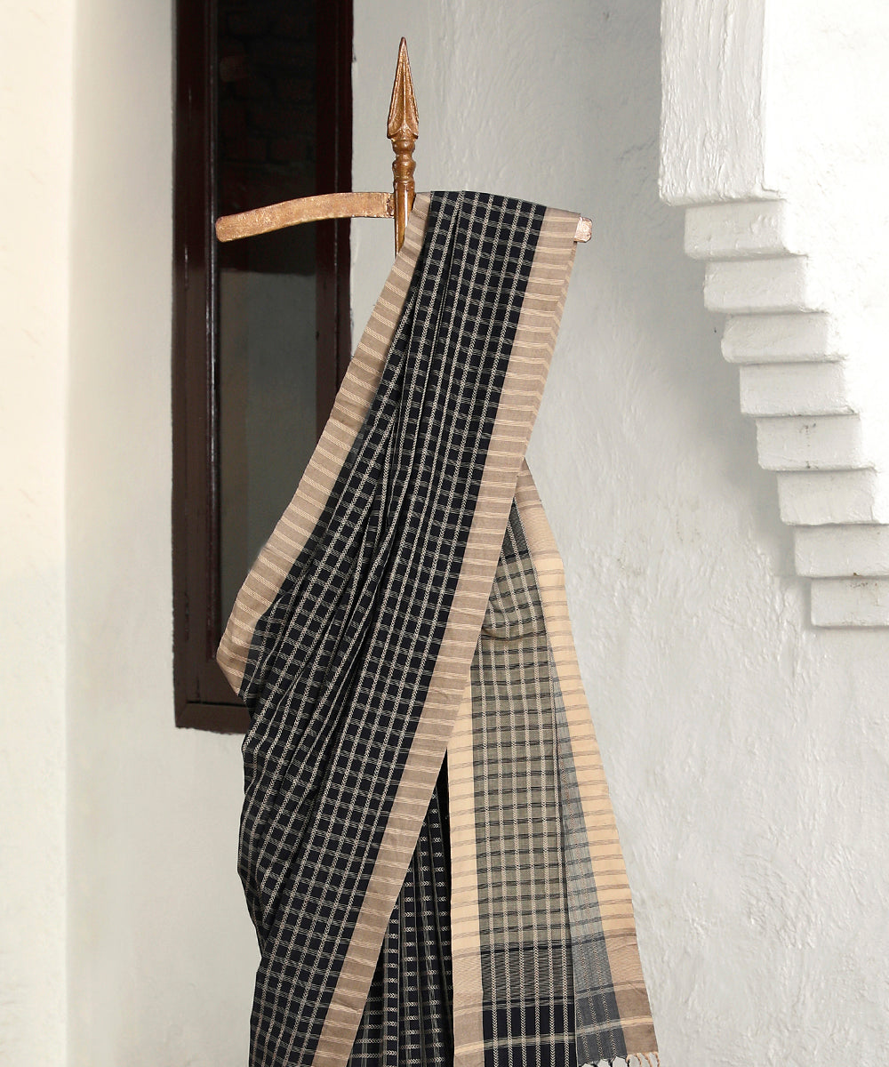 Black_And_Beige_Handloom_Checks_Pure_Cotton_Maheshwari_Saree_WeaverStory_02