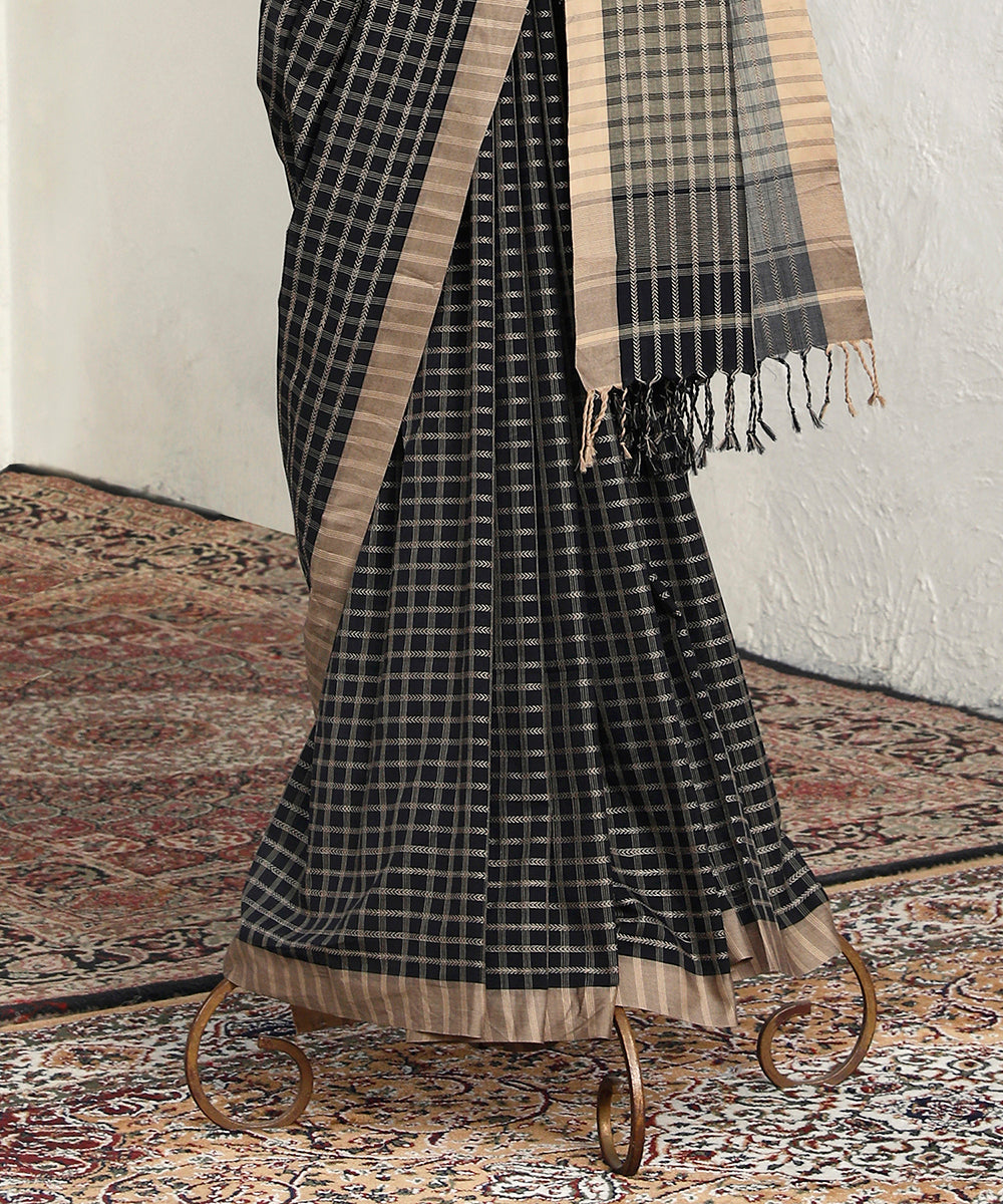 Black_And_Beige_Handloom_Checks_Pure_Cotton_Maheshwari_Saree_WeaverStory_03